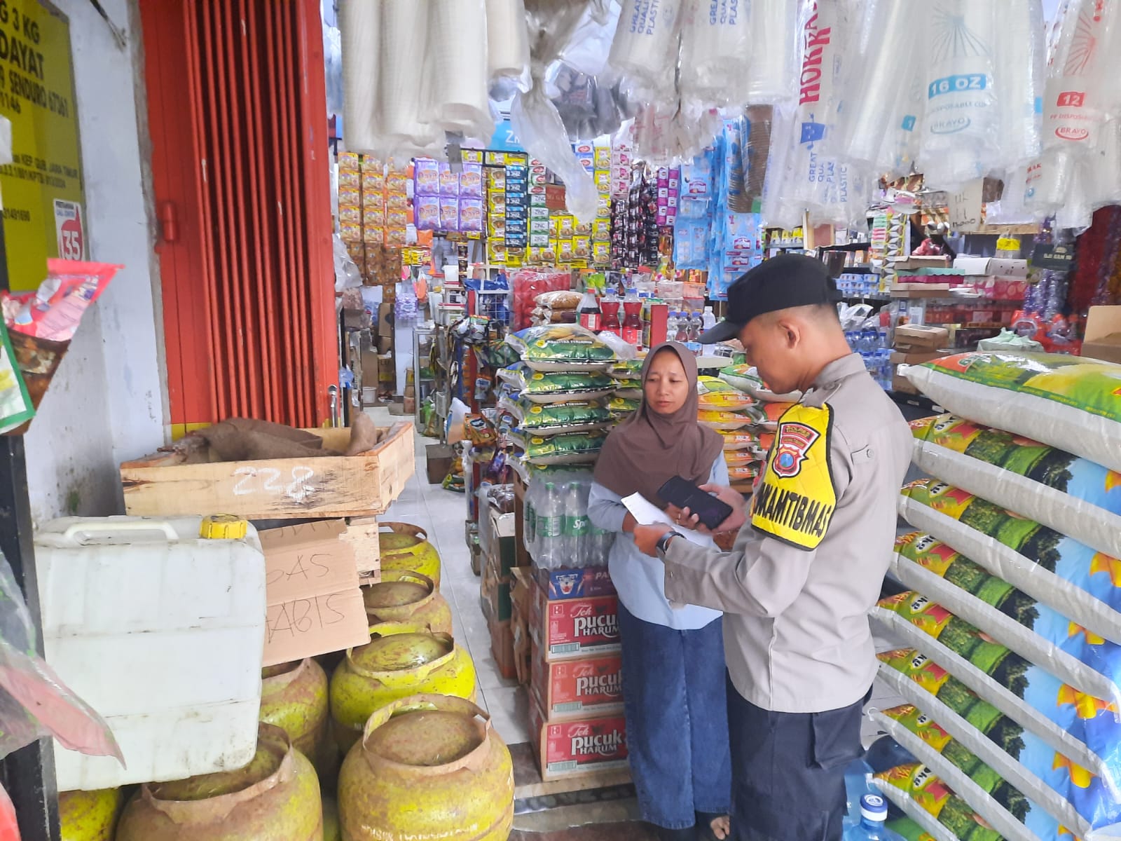*Polres Lumajang Intensifkan Pengecekan LPG 3 Kg, Pastikan Distribusi Tepat Sasaran*